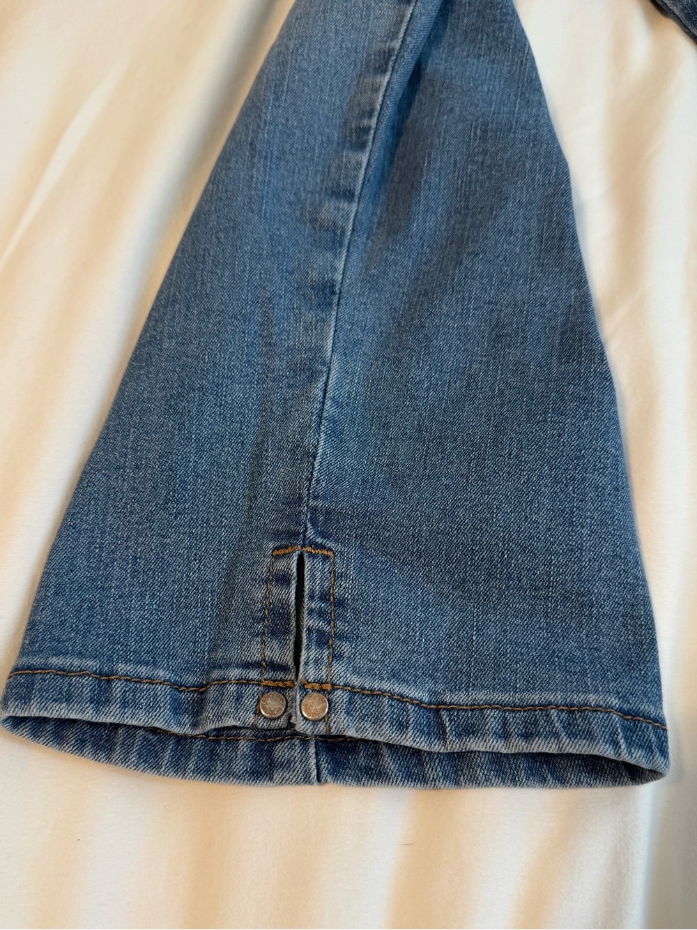 Gloria Vanderbilt Women’s Straight-Leg Capris in Medium Blue - Picture 5 of 5